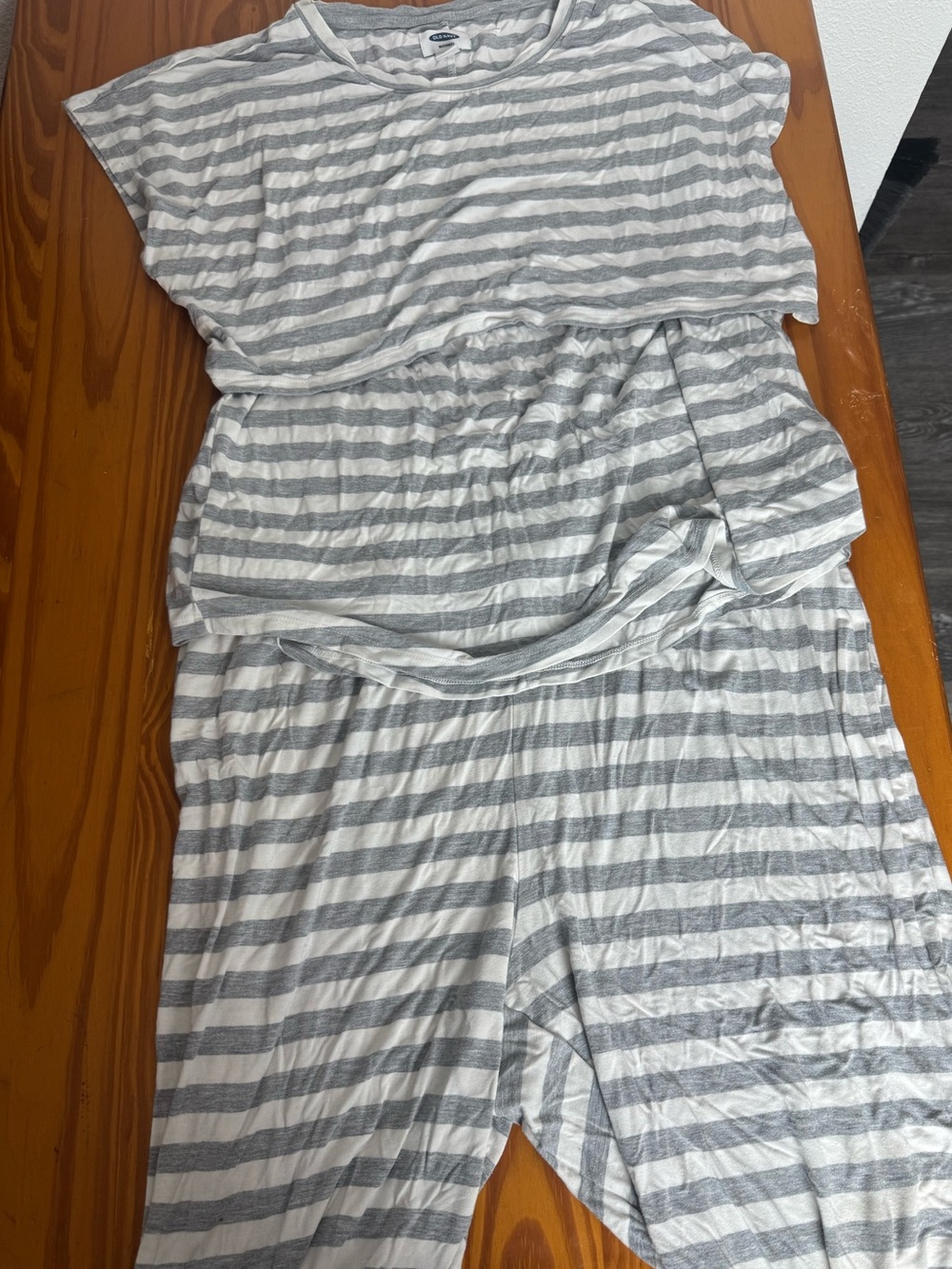 Gray & White Women’s 3 piece Old Navy Maternity Set Size L - shirt, pants, short